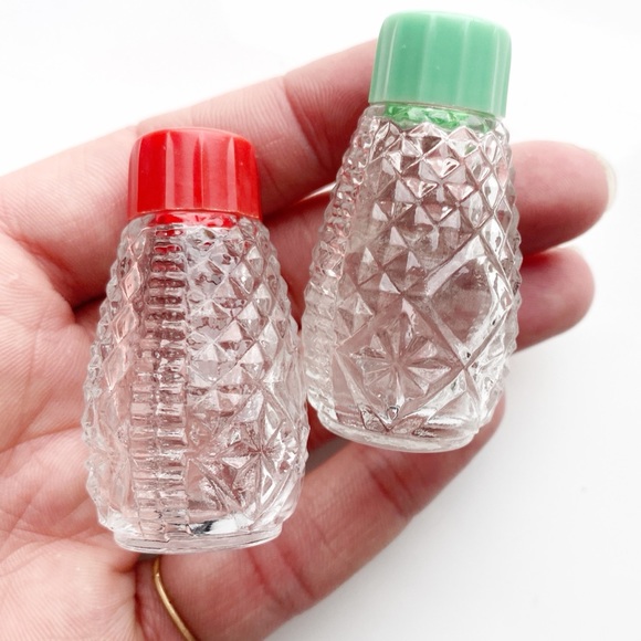 Vintage Other - 1 Set of Green and Red Lidded Vintage Mini Spice Shakers Trinket Shelf Decor